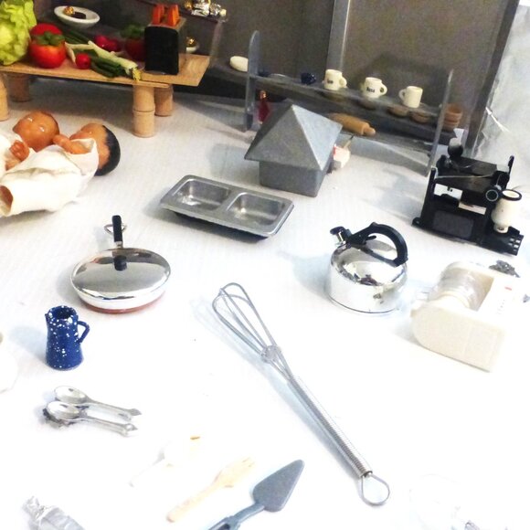 TYS1 - Huge Lot Doll House CHEF'S KITCHEN Barbie Kitchen Pots Pans Dishes Fridge - Picture 6 of 15